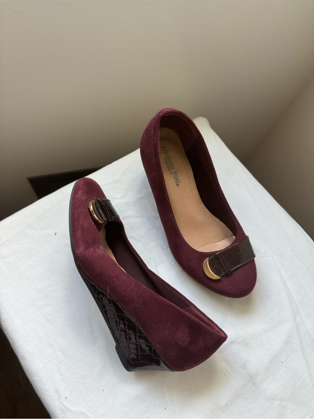 Y2K London Fog Burgundy Suede Wedge Heels Croc Embossed Pumps Size 6
